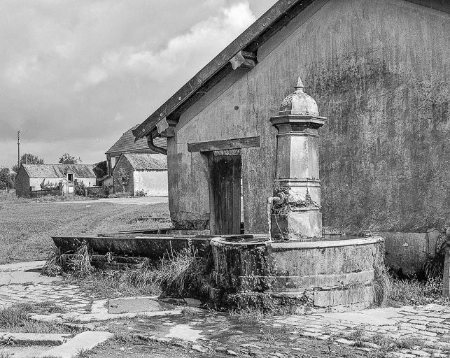 Borne fontaine. © Dominique Dominguez / Région Bourgogne-Franche-Comté, Inventaire du patrimoine - 1980