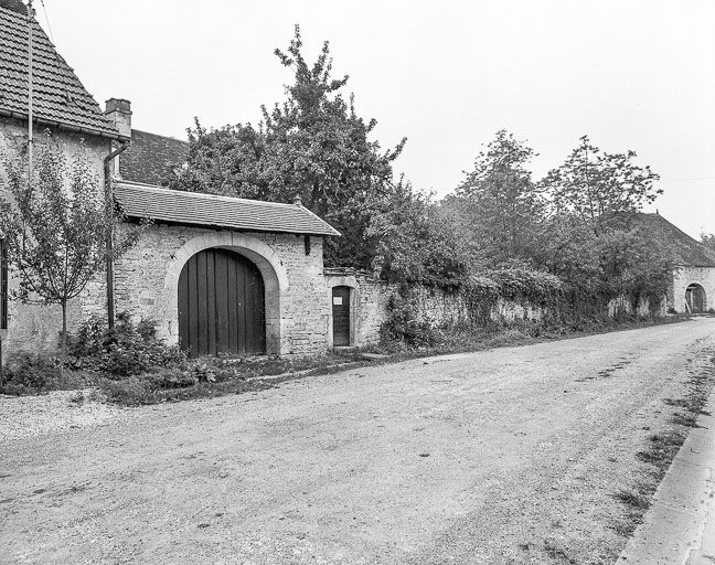 Vue d'ensemble de trois quarts gauche. © Dominique Dominguez / Région Bourgogne-Franche-Comté, Inventaire du patrimoine - 1980