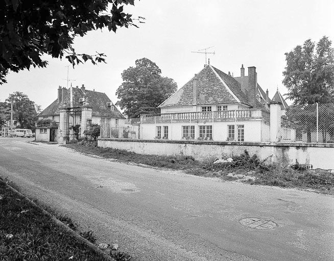 Entrée principale. © Dominique Dominguez / Région Bourgogne-Franche-Comté, Inventaire du patrimoine - 1980