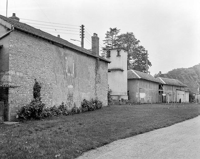 Bâtiments à l'intérieur de l'enclos, le long du mur de clôture. A gauche, la poste. © Dominique Dominguez / Région Bourgogne-Franche-Comté, Inventaire du patrimoine - 1980