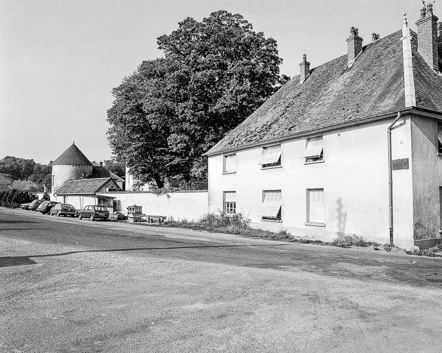 Dépendances et tour d'enclos. © Dominique Dominguez / Région Bourgogne-Franche-Comté, Inventaire du patrimoine - 1980