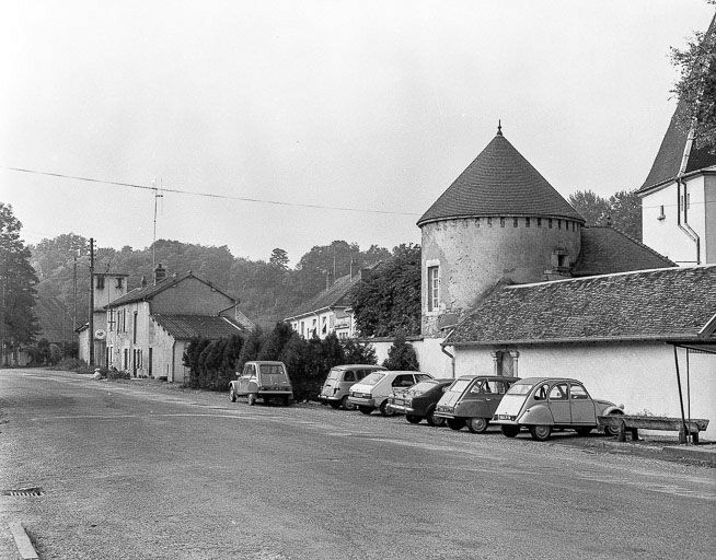 La tour d'enclos et la poste. © Dominique Dominguez / Région Bourgogne-Franche-Comté, Inventaire du patrimoine - 1980