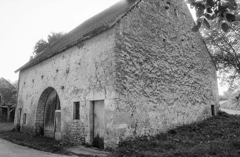 Le moulin : partie agricole vue de trois quarts droit. © Jean-Marie Baverel / Région Bourgogne-Franche-Comté, Inventaire du patrimoine - 1980