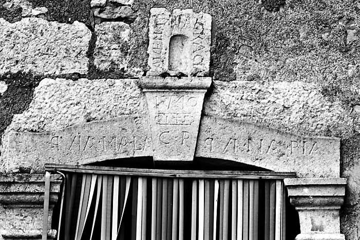 Détail du linteau de la porte d'entrée de l'habitation. © Dominique Dominguez / Région Bourgogne-Franche-Comté, Inventaire du patrimoine - 1980