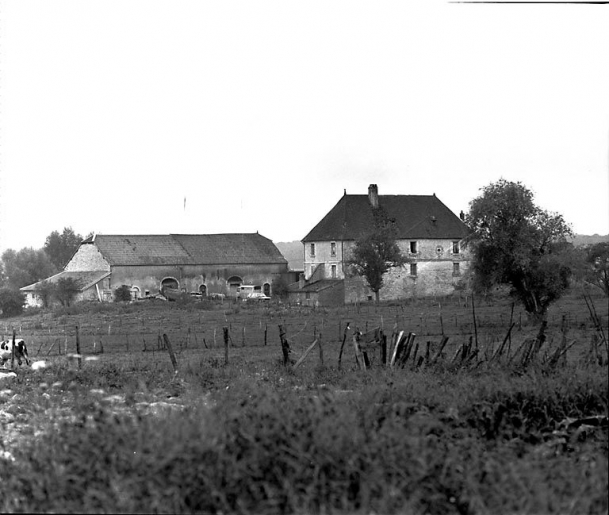 Vue d'ensemble de trois quarts gauche. © Dominique Dominguez / Région Bourgogne-Franche-Comté, Inventaire du patrimoine - 1980