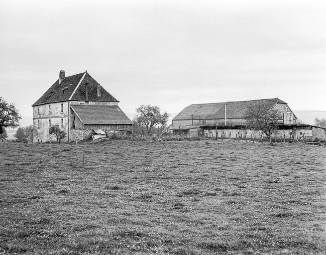Façades postérieure et latérale droite. © Dominique Dominguez / Région Bourgogne-Franche-Comté, Inventaire du patrimoine - 1980