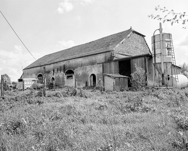 Partie agricole : vue de trois quarts droit. © Dominique Dominguez / Région Bourgogne-Franche-Comté, Inventaire du patrimoine - 1980