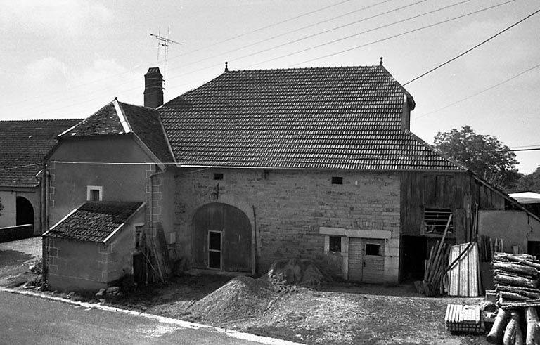 Grange et écurie sur long pan. © Jean-Marie Baverel / Région Bourgogne-Franche-Comté, Inventaire du patrimoine - 1980
