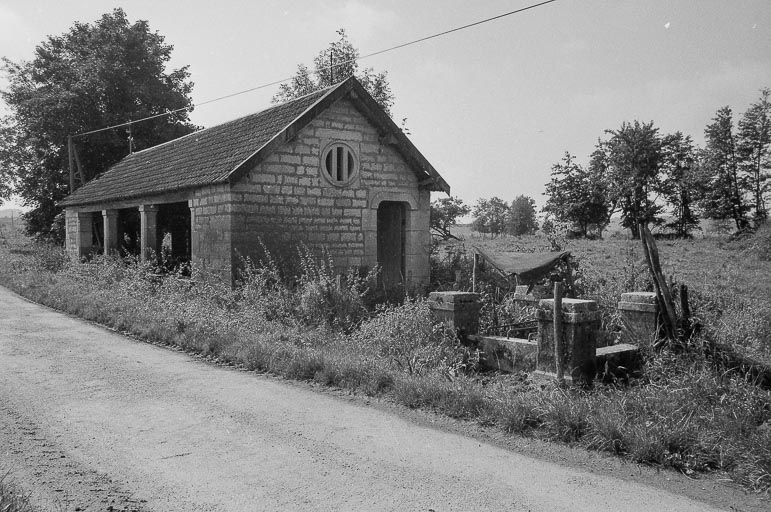 Vue d'ensemble de trois quarts droit. © Jean-Marie Baverel / Région Bourgogne-Franche-Comté, Inventaire du patrimoine - 1980