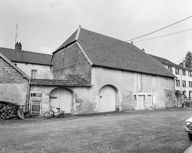 Les parties agricoles et l'entrée de la cour. © Dominique Dominguez / Région Bourgogne-Franche-Comté, Inventaire du patrimoine - 1980 Les parties agricoles et l'entrée de la cour. © Dominique Dominguez / Région Bourgogne-Franche-Comté, Inventaire du patrimoine - 1980