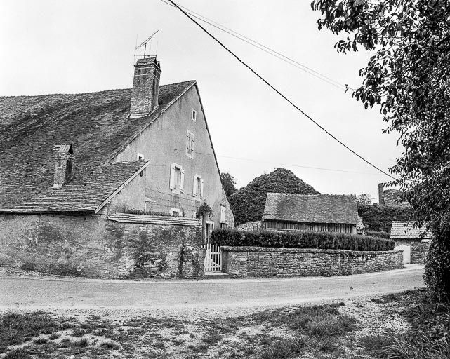 Façade antérieure et dépendances. © Dominique Dominguez / Région Bourgogne-Franche-Comté, Inventaire du patrimoine - 1980