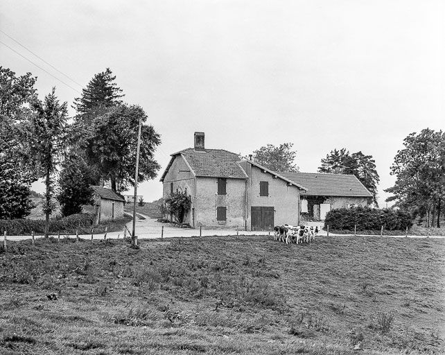 Habitation située à l'entrée de la propriété. © Bernard Lardière / Région Bourgogne-Franche-Comté, Inventaire du patrimoine - 1980