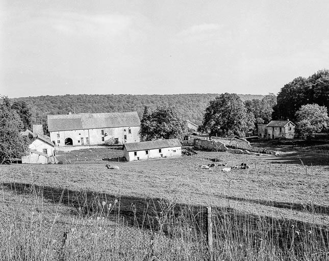 Vue d'ensemble éloignée des bâtiments de la ferme. © Dominique Dominguez / Région Bourgogne-Franche-Comté, Inventaire du patrimoine - 1980