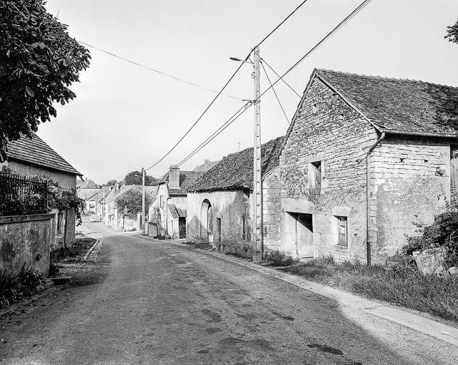 Les fermes à cour fermée, le long de la rue principale. © Dominique Dominguez / Région Bourgogne-Franche-Comté, Inventaire du patrimoine - 1980