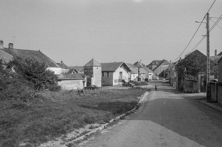 Le bas de la rue principale. © Dominique Dominguez / Région Bourgogne-Franche-Comté, Inventaire du patrimoine - 1980