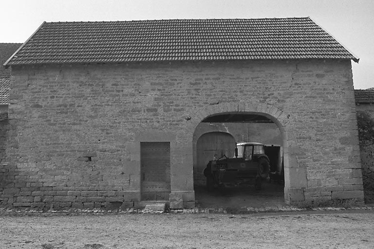 Bâtiment d'entrée depuis la rue regroupant diverses fonctions : porcherie, remise et bûcher. © Jean-Marie Baverel / Région Bourgogne-Franche-Comté, Inventaire du patrimoine - 1980