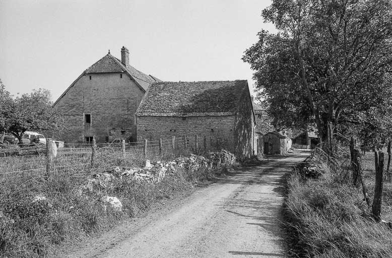 Vue d'ensemble de trois quarts gauche. © Jean-Marie Baverel / Région Bourgogne-Franche-Comté, Inventaire du patrimoine - 1980
