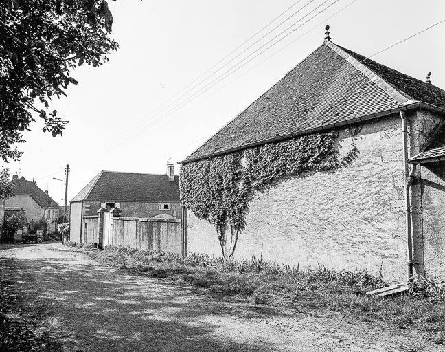 Les communs depuis la rue. © Dominique Dominguez / Région Bourgogne-Franche-Comté, Inventaire du patrimoine - 1980