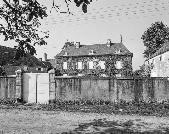 L'habitation depuis la rue. © Dominique Dominguez / Région Bourgogne-Franche-Comté, Inventaire du patrimoine - 1980