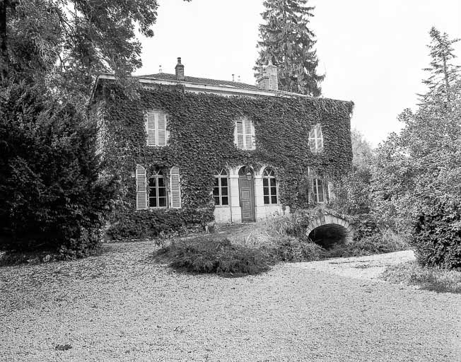 L'habitation : face antérieure. © Dominique Dominguez / Région Bourgogne-Franche-Comté, Inventaire du patrimoine - 1980
