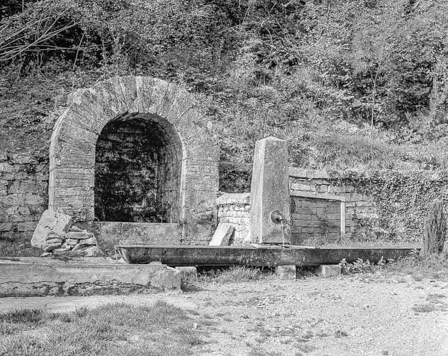 Détail : fontaine et abreuvoir. © Dominique Dominguez / Région Bourgogne-Franche-Comté, Inventaire du patrimoine - 1980