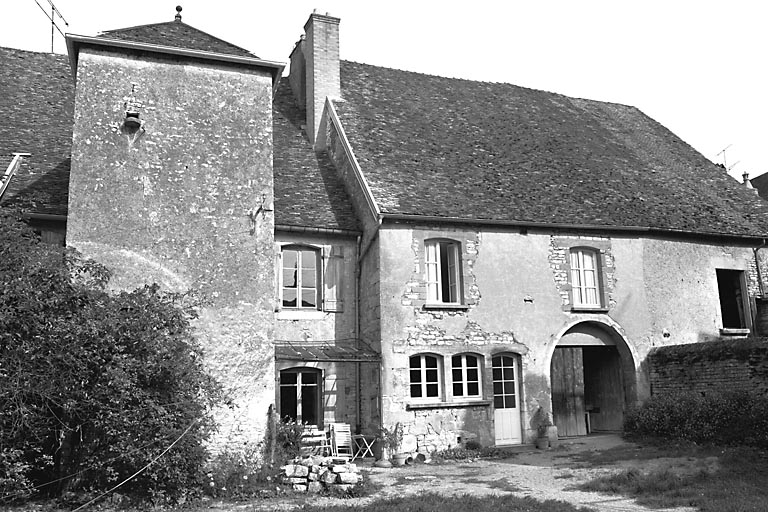 Façade sur cour. © Dominique Dominguez / Région Bourgogne-Franche-Comté, Inventaire du patrimoine - 1980 Façade sur cour. © Dominique Dominguez / Région Bourgogne-Franche-Comté, Inventaire du patrimoine - 1980