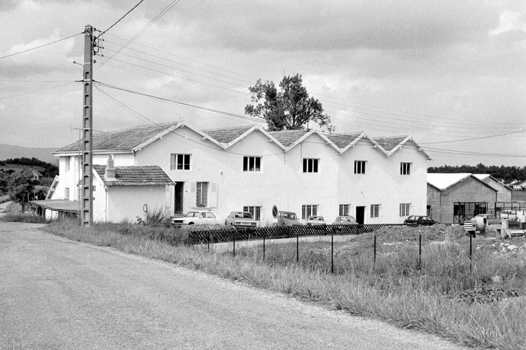 Vue d'ensemble depuis le sud-ouest en 1980. SRI. Enquête régionale sur les bâtiments industriels (1979-1981). © Jack Dumont / Région Bourgogne-Franche-Comté, Inventaire du patrimoine - 1980