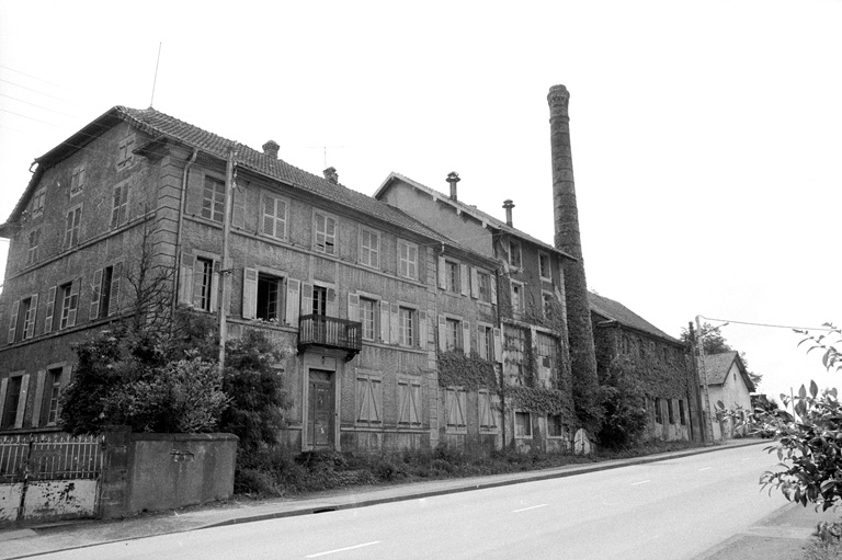 Façades sur rue en 1980. SRI. Enquête régionale sur les bâtiments industriels (1979-1981). © Jack Dumont / Région Bourgogne-Franche-Comté, Inventaire du patrimoine - 1980