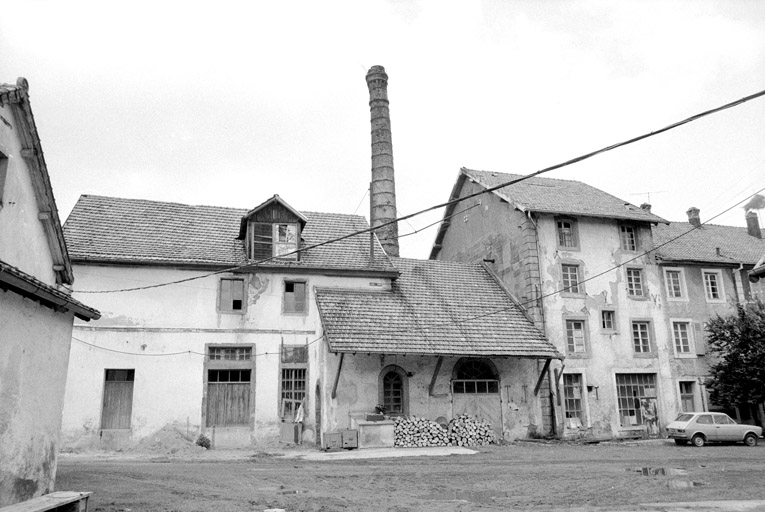 De gauche à droite : atelier de fabrication (eaux gazeuses), salle des machines et chaufferie, et salle de brassage en 1980. SRI. Enquête régionale sur les bâtiments industriels (1979-1981). © Jack Dumont / Région Bourgogne-Franche-Comté, Inventaire du patrimoine - 1980
