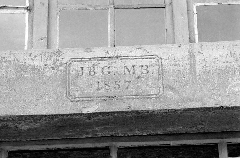 Cartouche gravé sur un linteau de porte de l'atelier de fabrication (eaux gazeuses). SRI. Enquête régionale sur les bâtiments industriels (1979-1981). © Jack Dumont / Région Bourgogne-Franche-Comté, Inventaire du patrimoine - 1980