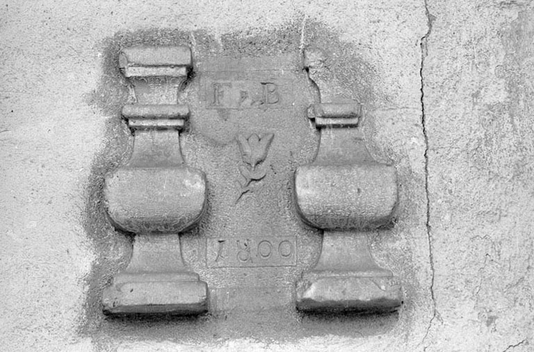 Pierre sculptée (remployée) sur le bâtiment de nettoyage et d'embouteillage en 1980. SRI. Enquête régionale sur les bâtiments industriels (1979-1981). © Jack Dumont / Région Bourgogne-Franche-Comté, Inventaire du patrimoine - 1980