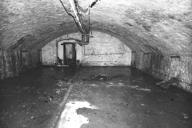Cave en 1980. SRI. Enquête régionale sur les bâtiments industriels (1979-1981). © Jack Dumont / Région Bourgogne-Franche-Comté, Inventaire du patrimoine - 1980