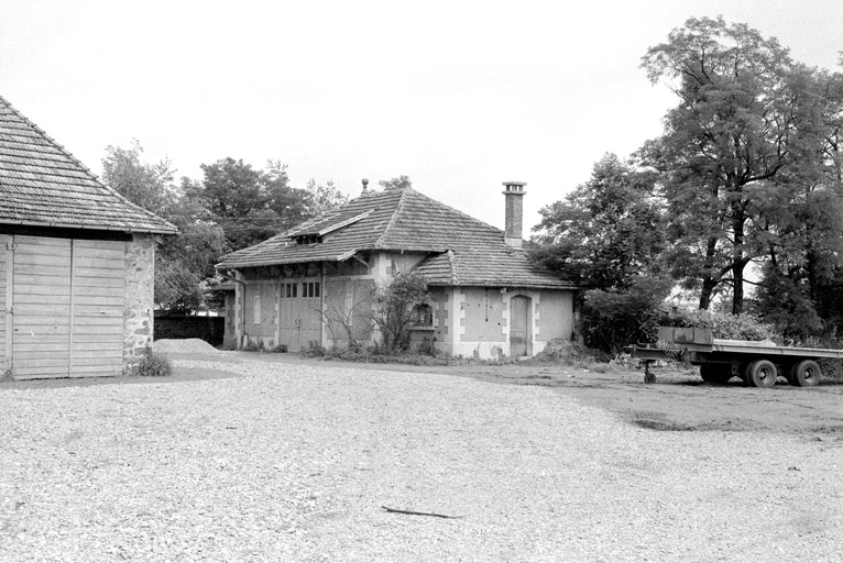 Garage en 1980. SRI. Enquête régionale sur les bâtiments industriels (1979-1981). © Jack Dumont / Région Bourgogne-Franche-Comté, Inventaire du patrimoine - 1980