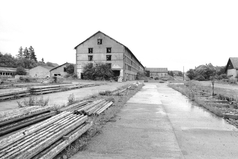 Vue d'ensemble depuis l'ouest en 1980. SRI. Enquête régionale sur les bâtiments industriels (1979-1981). © Bernard Lardière / Région Bourgogne-Franche-Comté, Inventaire du patrimoine - 1980