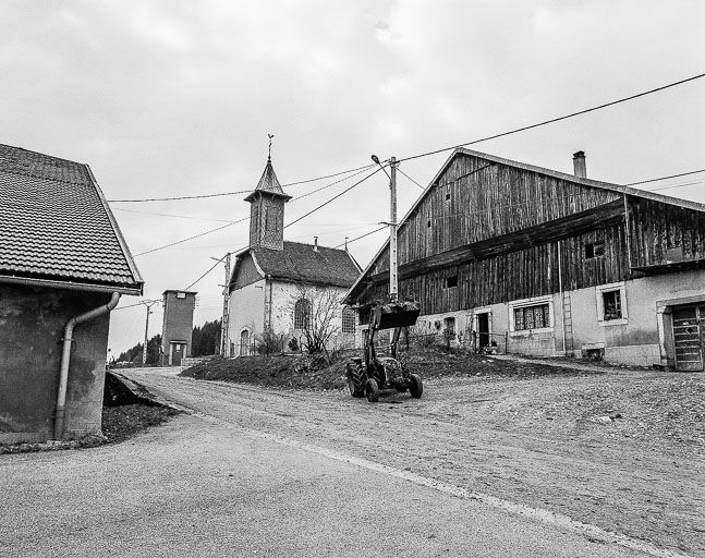 La chapelle vue dans le village. © Yves Sancey / Région Bourgogne-Franche-Comté, Inventaire du patrimoine - 1981