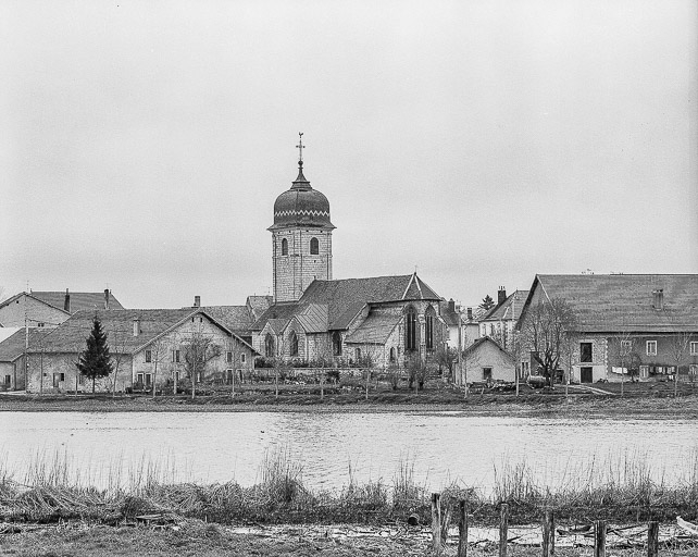 Implantation dans le village. © Yves Sancey / Région Bourgogne-Franche-Comté, Inventaire du patrimoine - 1981