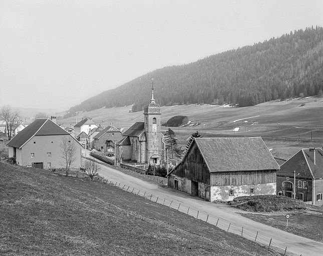 Implantation de l'église dans le village. © Yves Sancey / Région Bourgogne-Franche-Comté, Inventaire du patrimoine - 1981
