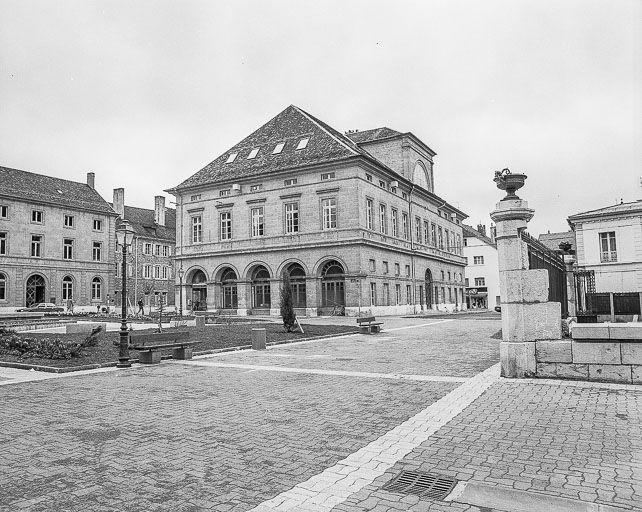 Façade postieure et façade latérale droite. © Yves Sancey / Région Bourgogne-Franche-Comté, Inventaire du patrimoine - 1981