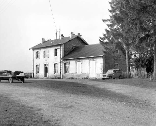 L'Hôpital-du-Grosbois : façade antérieure de la gare de voyageurs. © Yves Sancey / Région Bourgogne-Franche-Comté, Inventaire du patrimoine - 1981