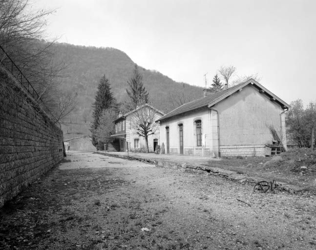 Lods, vue générale des bâtiments de la gare depuis la voie ferrée. © Yves Sancey / Région Bourgogne-Franche-Comté, Inventaire du patrimoine - 1981