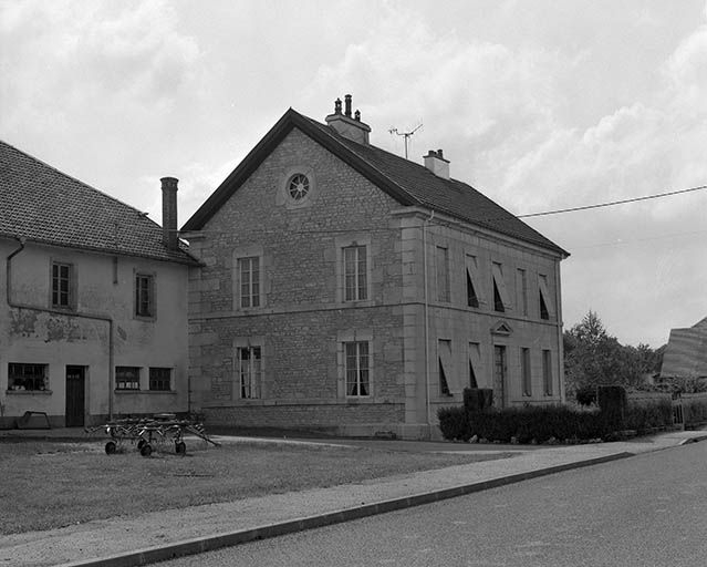 Façade antérieure et face latérale gauche du logis. © Yves Sancey / Région Bourgogne-Franche-Comté, Inventaire du patrimoine - 1981