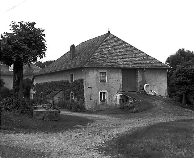 Façade antérieure et face latérale droite. © Yves Sancey / Région Bourgogne-Franche-Comté, Inventaire du patrimoine - 1981