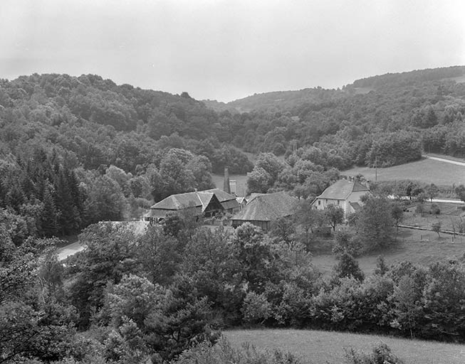 Vue générale du site depuis le nord-est. © Yves Sancey / Région Bourgogne-Franche-Comté, Inventaire du patrimoine - 1981 Vue générale du site depuis le nord-est. © Yves Sancey / Région Bourgogne-Franche-Comté, Inventaire du patrimoine - 1981