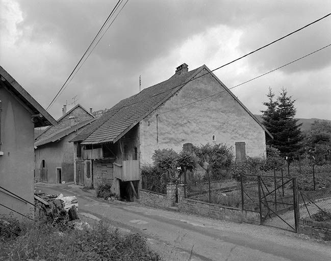 Façade antérieure et face latérale droite. © Yves Sancey / Région Bourgogne-Franche-Comté, Inventaire du patrimoine - 1981