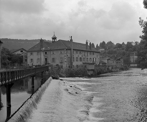 Vue d'ensemble rapprochée côté Loue. © Yves Sancey / Région Bourgogne-Franche-Comté, Inventaire du patrimoine - 1981