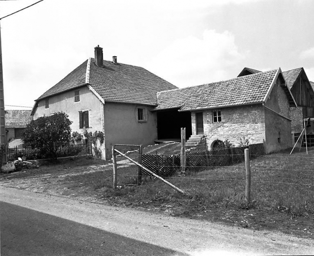 Façade antérieure et face latérale droite. © Yves Sancey / Région Bourgogne-Franche-Comté, Inventaire du patrimoine - 1981 Façade antérieure et face latérale droite. © Yves Sancey / Région Bourgogne-Franche-Comté, Inventaire du patrimoine - 1981