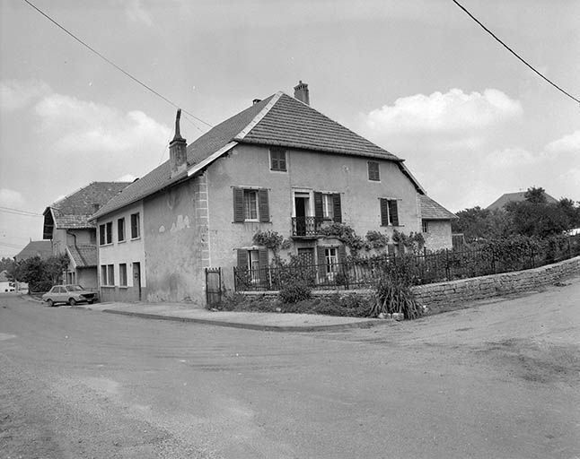 Façade antérieure et face latérale gauche. © Yves Sancey / Région Bourgogne-Franche-Comté, Inventaire du patrimoine - 1981 Façade antérieure et face latérale gauche. © Yves Sancey / Région Bourgogne-Franche-Comté, Inventaire du patrimoine - 1981