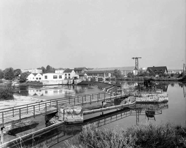 Vue d'ensemble depuis la rive gauche du barrage en 1981. © Yves Sancey / Région Bourgogne-Franche-Comté, Inventaire du patrimoine - 1981