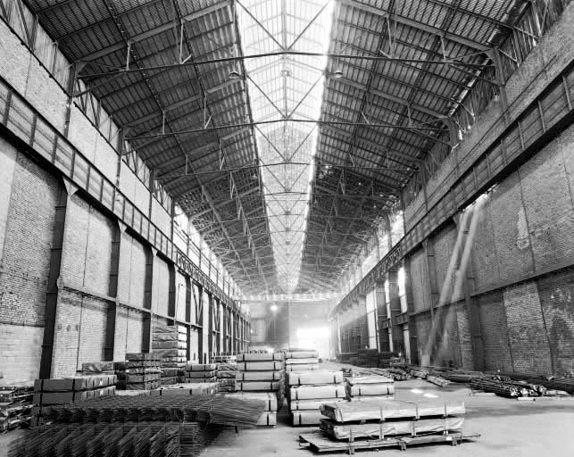 Vue intérieure de la halle centrale de l'aciérie en 1981. Cadrage horizontal. © Yves Sancey / Région Bourgogne-Franche-Comté, Inventaire du patrimoine - 1981