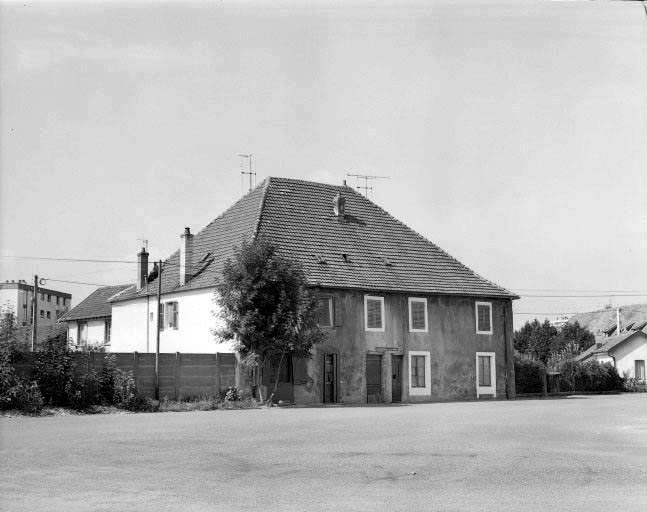 Bâtiment de réception et d'expédition des marchandises, puis logements (1981). © Yves Sancey / Région Bourgogne-Franche-Comté, Inventaire du patrimoine - 1981